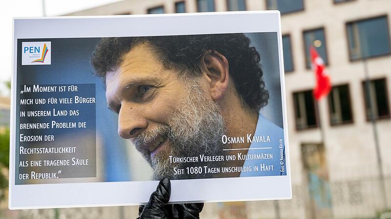 Ein Bild des türkischen Verlegers und Kulturmäzens Osman Kavala bei einer Mahnwache des PEN-Zentrums vor der Türkischen Botschaft in Berlin. Kavala wurde Ende 2017 in der Türkei verhaftet.