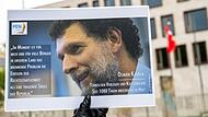 Ein Bild des türkischen Verlegers und Kulturmäzens Osman Kavala bei einer Mahnwache des PEN-Zentrums vor der Türkischen Botschaft in Berlin. Kavala wurde Ende 2017 in der Türkei verhaftet.