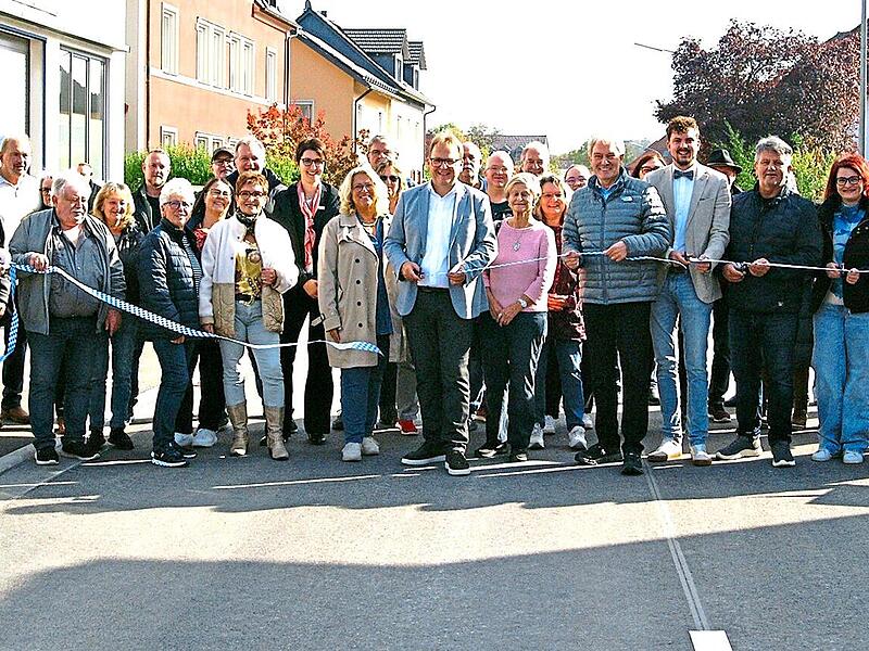 Gemeinsam mit den Anwohnern feierten die an der Straßensanierung Beteiligten die Verkehrsfreigabe des 572 Meter langen Straßenstücks in Küps.Herbert Knoth Gemeinsam mit den Anwohnern feierten die an der Straßensanierung Beteiligten die Verkehrsfreigabe des 572 Meter langen Straßenstücks in Küps.Herbert Knoth