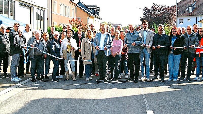 Gemeinsam mit den Anwohnern feierten die an der Straßensanierung Beteiligten die Verkehrsfreigabe des 572 Meter langen Straßenstücks in Küps.Herbert Knoth Gemeinsam mit den Anwohnern feierten die an der Straßensanierung Beteiligten die Verkehrsfreigabe des 572 Meter langen Straßenstücks in Küps.Herbert Knoth