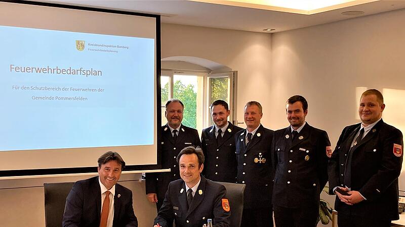 &Uuml;ber Abschluss und Unterzeichnung des Feuerwehrbedarfsplans durch B&uuml;rgermeister Gerd Dallner und Kreisbrandrat Thomas Renner (sitzend) freuen sich (dahinter von links) J&ouml;rg Raber (Kommandant FFW Steppach und Kreisbrandinspektor), Tobias Schmaus (K...