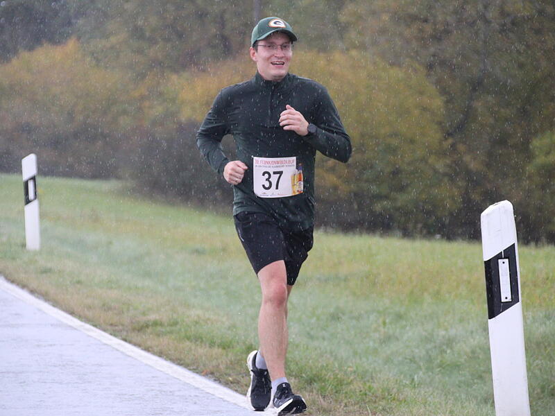 Trotz nasskaltem Herbstwetter lie&szlig;en sich die Sportler den Spa&szlig;  beim 38. Frankenwaldlauf der LG Ludwigschorgast nicht vermiesen.