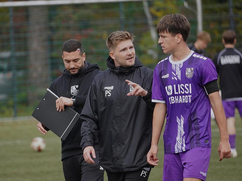 FC Eintracht: Patrick Sulewski kurz Trainer der U19 Patrick Sulewski (Mitte) führte die Bamberger U19 um Kapitän Mykhailo Yakovliev ins Heimspiel gegen Illertissen. Mit dabei: Co-Trainer Saverio Calo (hinten).