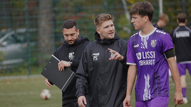 Patrick Sulewski (Mitte) f&uuml;hrte die Bamberger U19 um Kapit&auml;n Mykhailo Yakovliev ins Heimspiel gegen Illertissen. Mit dabei: Co-Trainer Saverio Calo (hinten).