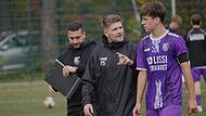 Patrick Sulewski (Mitte) f&uuml;hrte die Bamberger U19 um Kapit&auml;n Mykhailo Yakovliev ins Heimspiel gegen Illertissen. Mit dabei: Co-Trainer Saverio Calo (hinten).