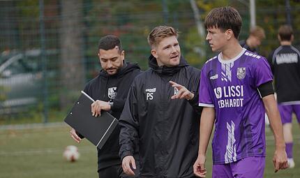 Patrick Sulewski (Mitte) f&uuml;hrte die Bamberger U19 um Kapit&auml;n Mykhailo Yakovliev ins Heimspiel gegen Illertissen. Mit dabei: Co-Trainer Saverio Calo (hinten).