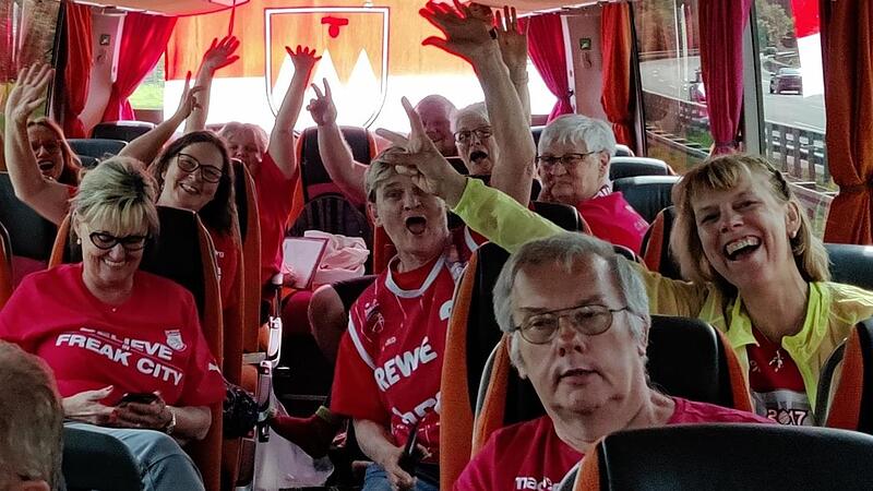 Die Frankenfahne im Heckfenster des Busses zeigt, woher die Fans kommen.