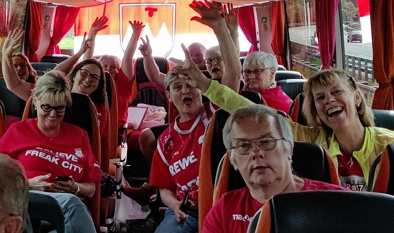 Die Frankenfahne im Heckfenster des Busses zeigt, woher die Fans kommen. Die Frankenfahne im Heckfenster des Busses zeigt, woher die Fans kommen.