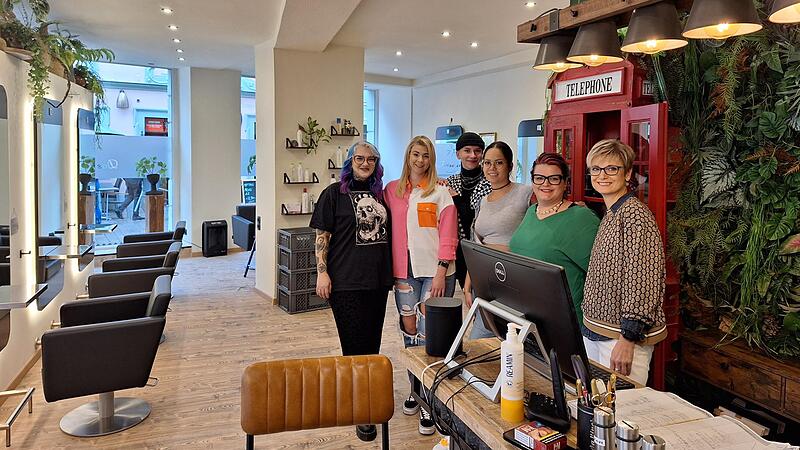Neustart mit dem "Friseurzimmer" in der Oberen Sandstra&szlig;e: Susanne Mei&szlig;ner (2. v. r.) mit ihrem Team (von links) Sibille Filip, Janina Th&uuml;mmel, Ian Kommer, Selina Nguyen und Dagmar Pribanova.