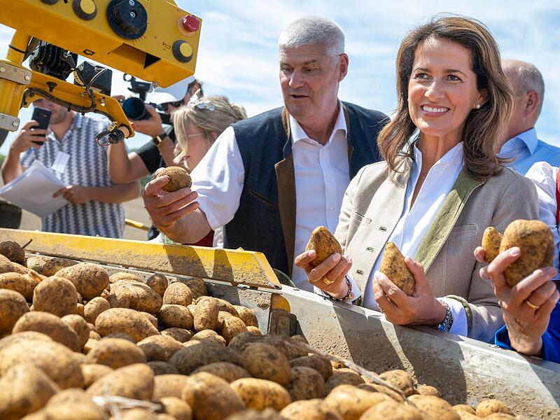 Kartoffel-Erntepressefahrt mit Ministerin Kaniber