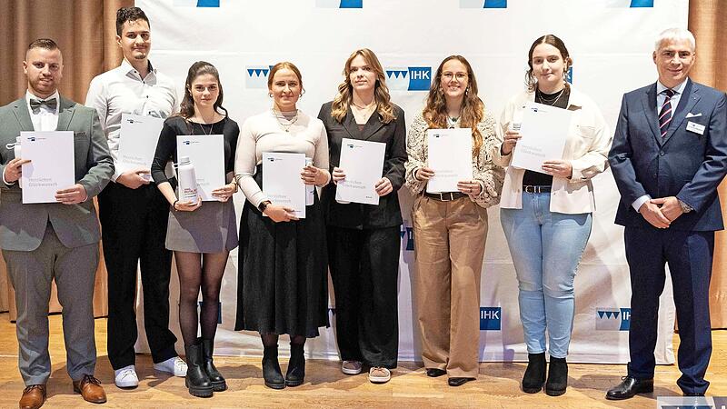 Die Prüfungsbesten aus den Mitgliedsbetrieben des IHK-Gremiums Forchheim (v. l.): Cedrik Müller, Julian Henkel, Samira Alp, Sophia Brustmann, Miriam Ott, Nina Schleßmann und Carolin Pauline Schreiber sowie IHK-Präsident Michael Waasner.