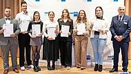 Die Prüfungsbesten aus den Mitgliedsbetrieben des IHK-Gremiums Forchheim (v. l.): Cedrik Müller, Julian Henkel, Samira Alp, Sophia Brustmann, Miriam Ott, Nina Schleßmann und Carolin Pauline Schreiber sowie IHK-Präsident Michael Waasner.