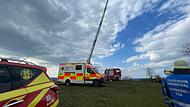 Die Feuerwehr rettete den Mann mit der Drehleiter aus seiner Situation.