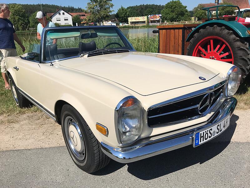 1000 Jahre Ailsbach: Die Oldtimer gl&auml;nzten und tuckerten um die Wette