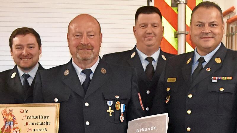 Eine besondere Auszeichnung gab es für Andreas Fugmann (Zweiter v.l.), der zum Ehrenkommandanten ernannt wurde und zudem das Bayerische Feuerwehr-Ehrenkreuz des Landesfeuerwehrverbands in Silber erhielt. Eine besondere Auszeichnung gab es für Andreas Fugmann (Zweiter v.l.), der zum Ehrenkommandanten ernannt wurde und zudem das Bayerische Feuerwehr-Ehrenkreuz des Landesfeuerwehrverbands in Silber erhielt.