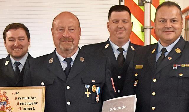 Eine besondere Auszeichnung gab es für Andreas Fugmann (Zweiter v.l.), der zum Ehrenkommandanten ernannt wurde und zudem das Bayerische Feuerwehr-Ehrenkreuz des Landesfeuerwehrverbands in Silber erhielt. Eine besondere Auszeichnung gab es für Andreas Fugmann (Zweiter v.l.), der zum Ehrenkommandanten ernannt wurde und zudem das Bayerische Feuerwehr-Ehrenkreuz des Landesfeuerwehrverbands in Silber erhielt.