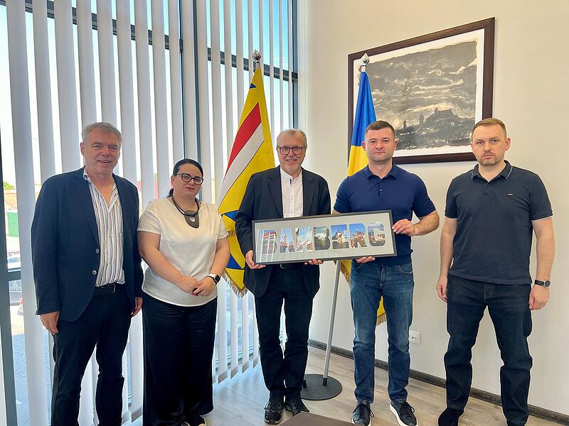 In offizieller Mission in Mukatschewo: Stadtrat Gerhard Seitz (2.v.r.) und Weltkirchereferent Michael Kleiner (links) mit Vize-B&uuml;rgermeisterin Julia Tayps und B&uuml;rgermeister Andriy Baloha (rechts).