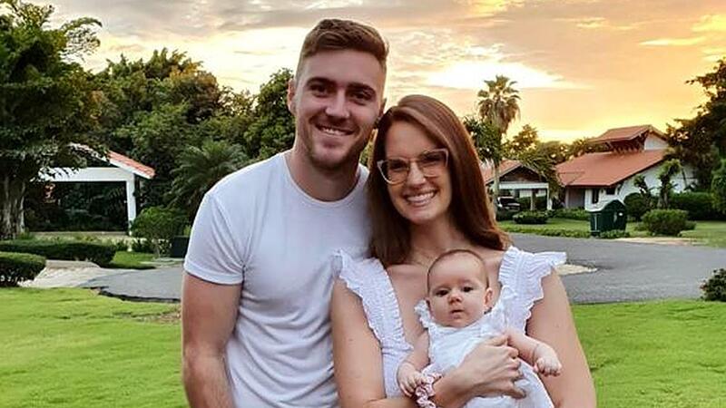 Eine Aufnahme der Familie Gressel aus dem Jahr 2021: Vater Julian mit Ehefrau Casey und T&ouml;chterchen Sophie. Mittlerweile hat die Familie weiteren Zuwachs bekommen.