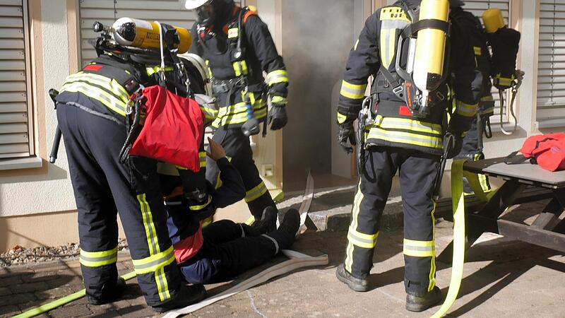 Die erste &bdquo;vermisste Person&ldquo; wird aus dem verrauchten Kindergarten geborgen.