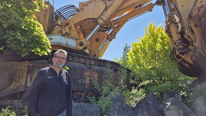 Gerhard Seibold vor seinem Monster: Der Baggerpark Rattelsdorf war sein gro&szlig;es Projekt