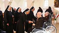Nach dem Gottesdienst beglückwünschten die Franziskusschwestern die beiden Jubilare.