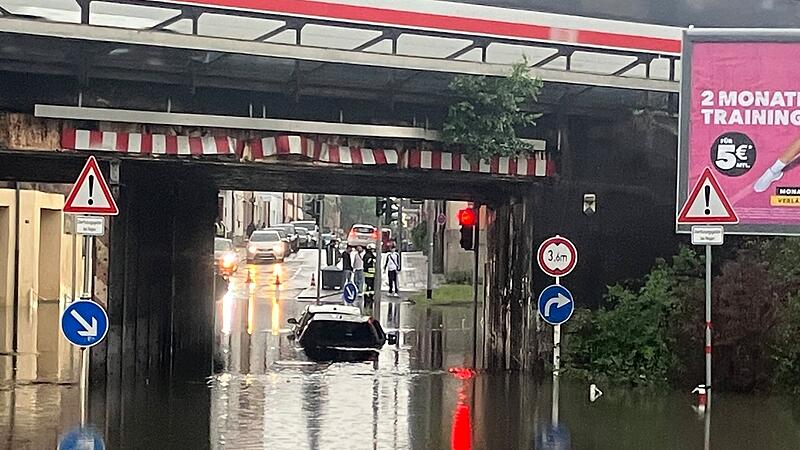 Autos bleiben in &uuml;berfluteter Geisfelder Unterf&uuml;hrung in Bamberg stecken