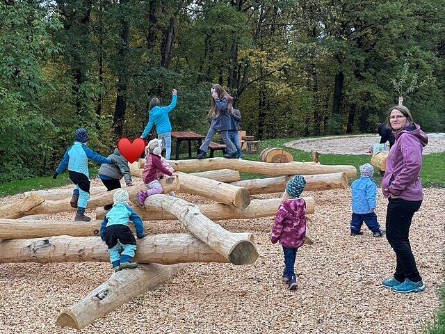 Eröffnung des Naturspielplatzes Scheuerfeld Die Kinder an der Eröffnung des Naturspielplatzes in Scheuerfeld