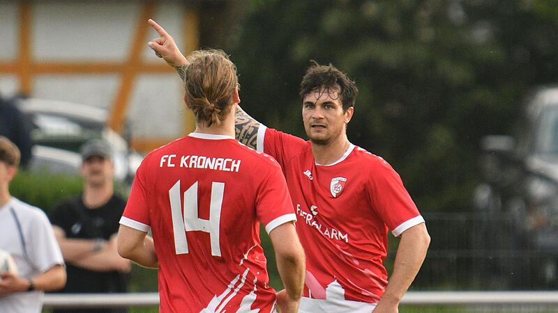 Zeigte erneut auf: Der Kronacher Torj&auml;ger Philipp Schubert (rechts) sorgte mit seinem Treffer f&uuml;r die Entscheidung, Marius Lach freut sich mit ihm.