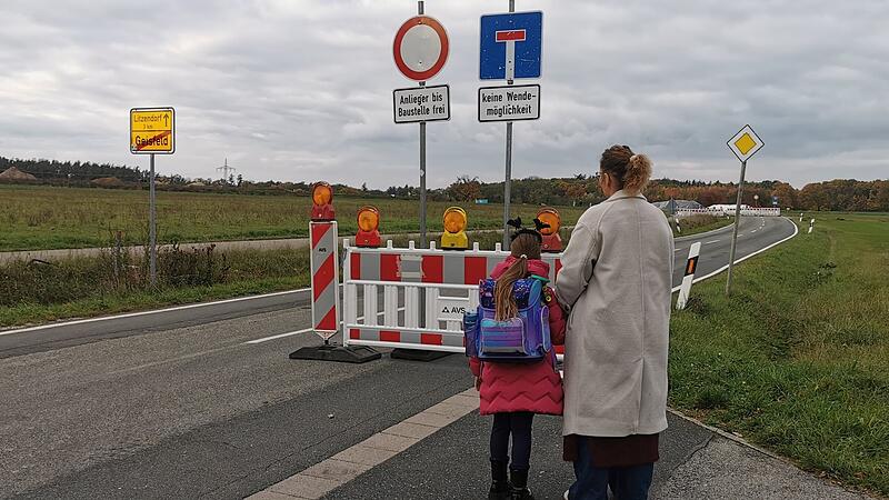 Der Schulweg ist blockiert: Eine Geisfelder Grundschülerin mit ihrer Mama an der Absperrung. Der Schulweg ist blockiert: Eine Geisfelder Grundschülerin mit ihrer Mama an der Absperrung.
