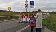 Der Schulweg ist blockiert: Eine Geisfelder Grundschülerin mit ihrer Mama an der Absperrung. Der Schulweg ist blockiert: Eine Geisfelder Grundschülerin mit ihrer Mama an der Absperrung.