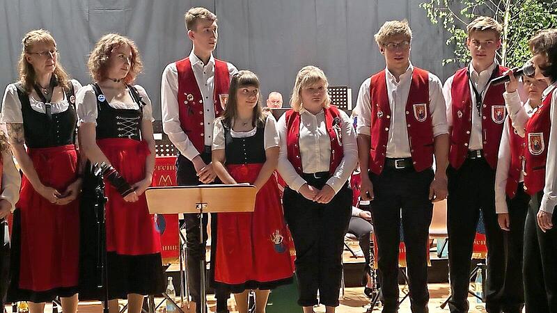 Zahlreiche Musiker wurden beim Konzert des Musikvereins Weißenbrunn ausgezeichnet. Zahlreiche Musiker wurden beim Konzert des Musikvereins Weißenbrunn ausgezeichnet.