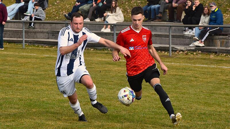 Andr&eacute; H&uuml;ttner (l.) k&auml;mpft mit Eggolsheims Jan Kellner um den Ball.Forchheim & Fr&auml;nkische Schweiz