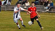 Andr&eacute; H&uuml;ttner (l.) k&auml;mpft mit Eggolsheims Jan Kellner um den Ball.Forchheim & Fr&auml;nkische Schweiz
