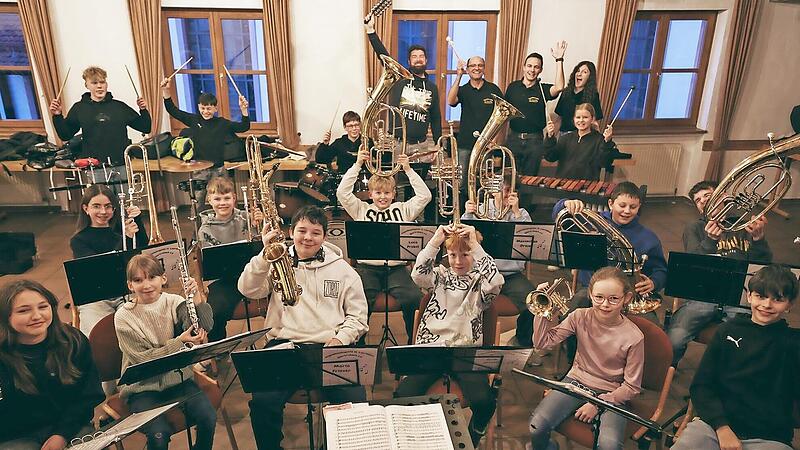 Übergabe der neuen Instrumente an die Nachwuchsmusiker. Übergabe der neuen Instrumente an die Nachwuchsmusiker.