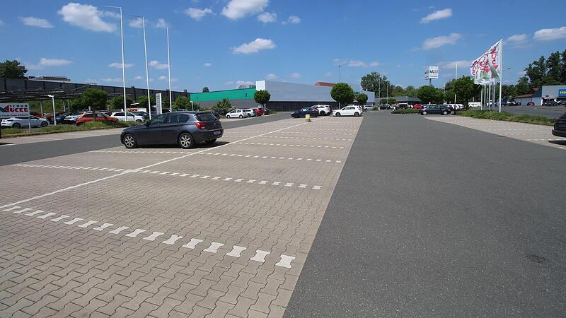 Gewerbegebiet Forchheim-S&uuml;d: Hier wurde unter anderem f&uuml;r gro&szlig;z&uuml;gigen Parkraum ein ganzes Areal versiegelt.Forchheim & Fr&auml;nkische Schweiz