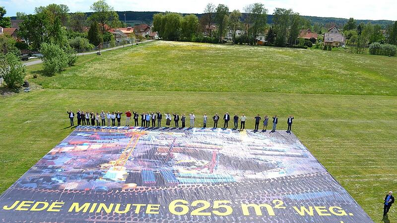 Der Flächenverbrauch in Deutschland pro Minute, hier plastisch vor Augen geführt von den Mitgliedern der Initiative Rodachtal