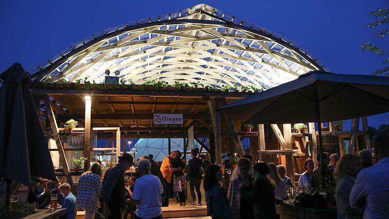 Seit 2014 fanden die Coburger Designtage auf dem Gel&auml;nde des ehemaligen G&uuml;terbahnhofs statt; hier der Biergarten unter dem Zollinger-Dach.