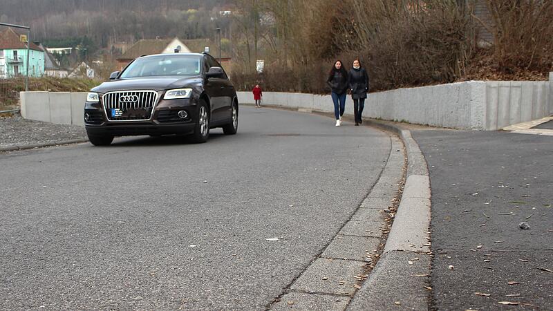 In der unteren Düsseldorfer Straße ist die Fahrbahn eng und es gibt Streckenweise keinen Gehsteig. In der unteren Düsseldorfer Straße ist die Fahrbahn sehr eng und es gibt Streckenweise keinen Gehsteig.