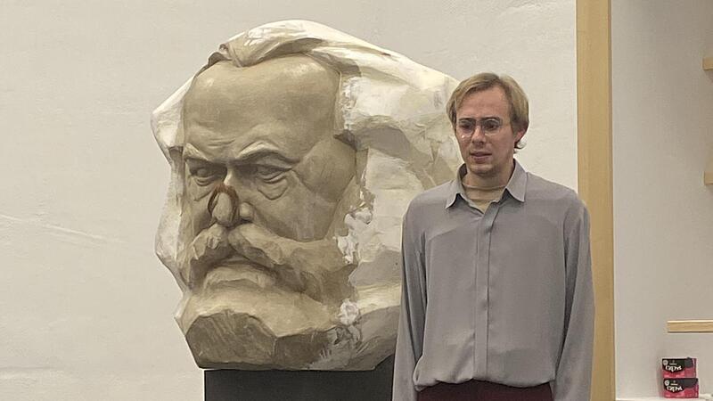 Links Karl Marx, rechts Hans Ehlers &ndash; am Donnerstag, 13. Oktober, feiert die Produktion &bdquo;Versprochenes reich&ldquo; des Landestheaters Coburg Premiere in der Alten K&uuml;hlhalle.