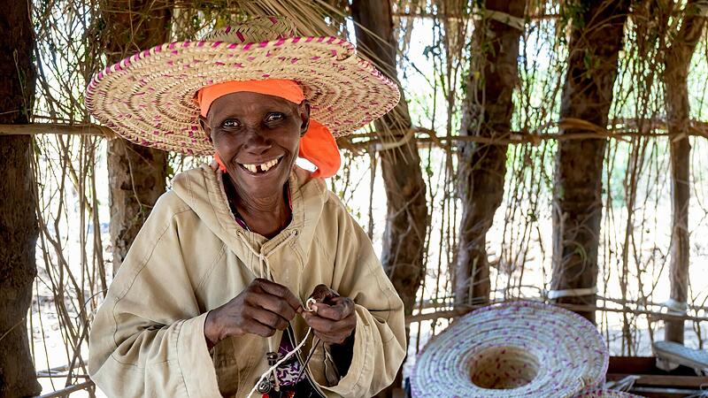 Hadija Kimati (70) ist überglücklich. Nach der Operation am Grauen Star kann sie wieder als Hutmacherin arbeiten und mit dem verdienten Geld ihre Familie versorgen.