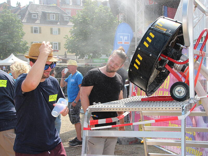 Herrliche Abk&uuml;hlung beim Samba-Festival - der Coburger Feuerwehr sei Dank