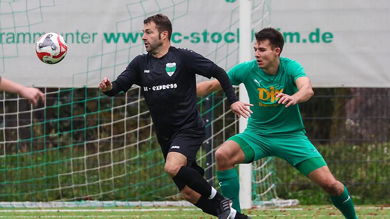 Der FC Stockheim hat gute Angreifer, wie Rene Schubart (schwarz, hier gegen Max Pfister von der DJK Don Bosco Bamberg II). Das Stockheimer Hauptproblem ist die Defensive, die Trainer Markus Schlund im Derby gegen den Nachbarn TSV Neukenroth auf Tr...