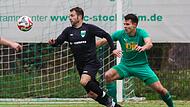 Der FC Stockheim hat gute Angreifer, wie Rene Schubart (schwarz, hier gegen Max Pfister von der DJK Don Bosco Bamberg II). Das Stockheimer Hauptproblem ist die Defensive, die Trainer Markus Schlund im Derby gegen den Nachbarn TSV Neukenroth auf Tr...