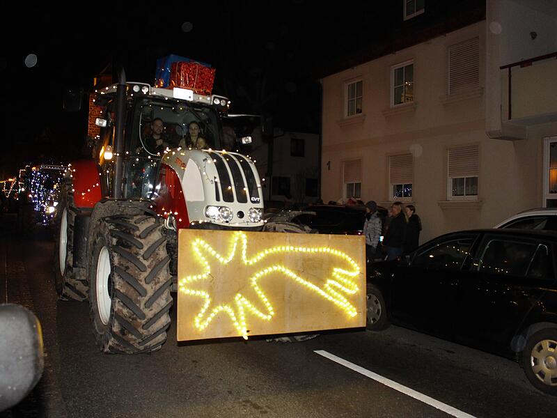 Weit &uuml;ber 50 Landwirte aus der ganzen Region setzten in H&ouml;chstadt ein beeindruckendes Zeichen des Frohsinns.