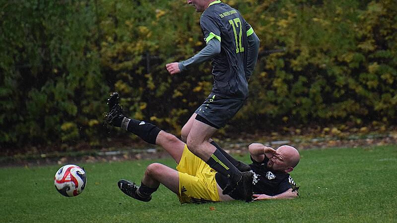In dieser Szene versucht der R&ouml;mershager Viktor Ermisch (liegend) den Oberbacher St&uuml;rmer Nils Tong zu stoppen. Am Ende vergeblich, denn Tong traf beim 2:1-Ausw&auml;rtssieg der SG Oberbach.