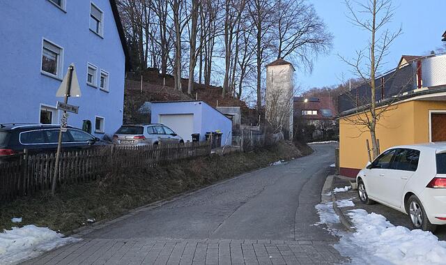 Am Ende dieser Häuser beginnt die geplante Erschließungsstraße in Hiltpoltstein.Forchheim & Fränkische Schweiz Am Ende dieser Häuser beginnt die geplante Erschließungsstraße in Hiltpoltstein.