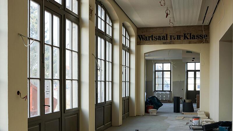 Noch fehlt der Fu&szlig;boden, noch h&auml;ngen Kabel aus Decken und W&auml;nden &ndash; die Fertigstellung des Bahnhofes in Neuenmarkt wird sich erneut um einige Zeit verschieben.