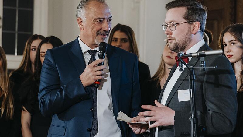 Baur-Chef Stephan P. Elsner (links) beim Neujahrsempfang im Gespr&auml;ch mit Firmensprecher Stefan Gagel.