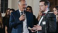 Baur-Chef Stephan P. Elsner (links) beim Neujahrsempfang im Gespräch mit Firmensprecher Stefan Gagel.