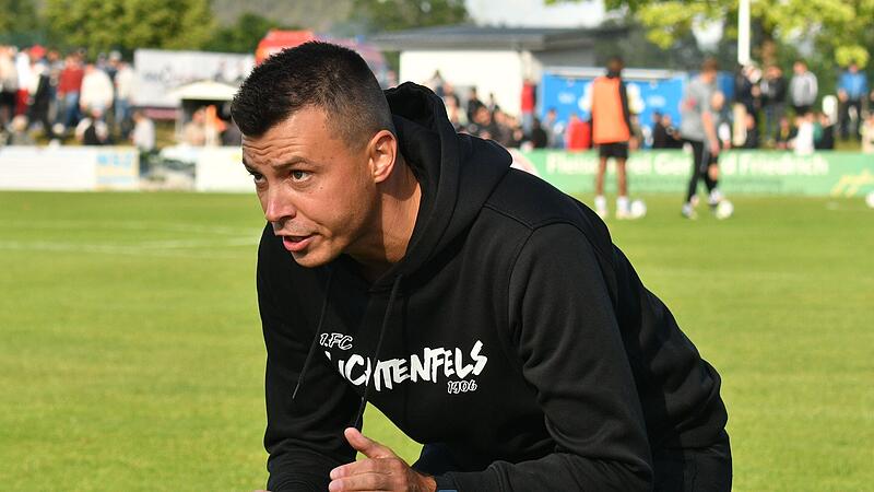 FCL-Trainer Stefan Dietz war beim 3:2 gegen Hirschaid wieder mit Leidenschaft dabei.